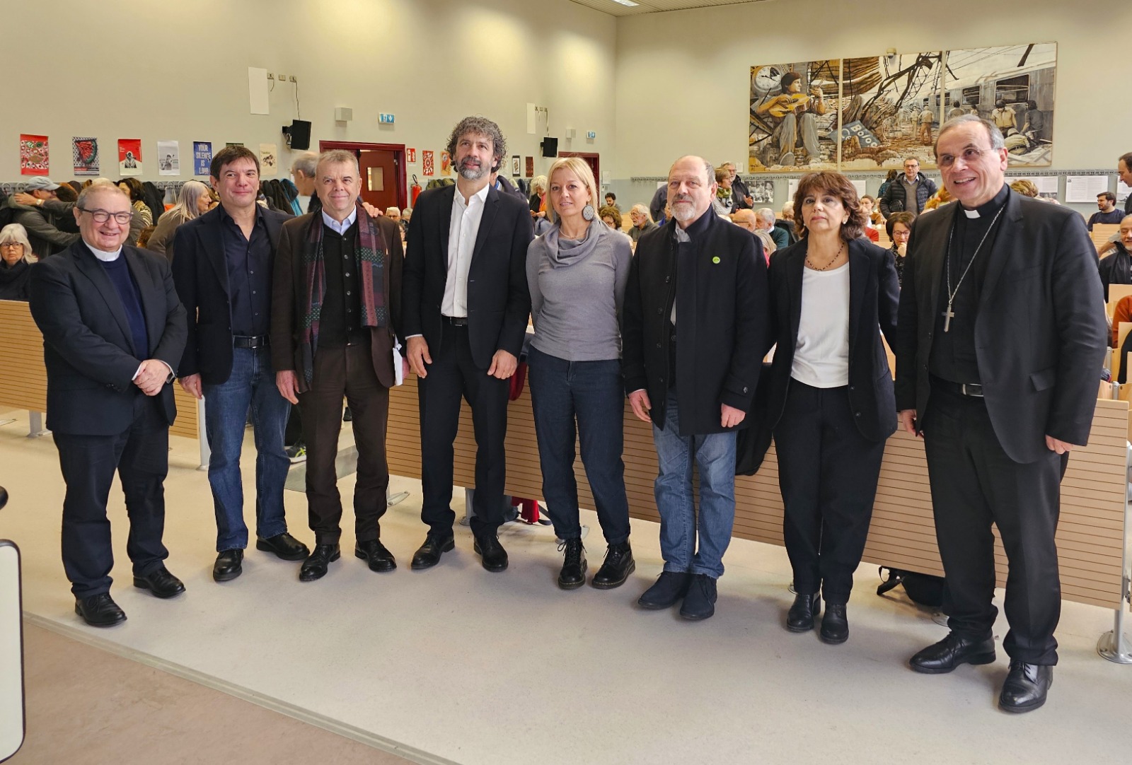 Da sinistra: don Renzo Beghini, Federico Faloppa, Mauro Bozzetti, Damiano Tommasi, Debora Viviani, Mao Valpiana, Donatella Di Cesare, don Domenico Pompili"